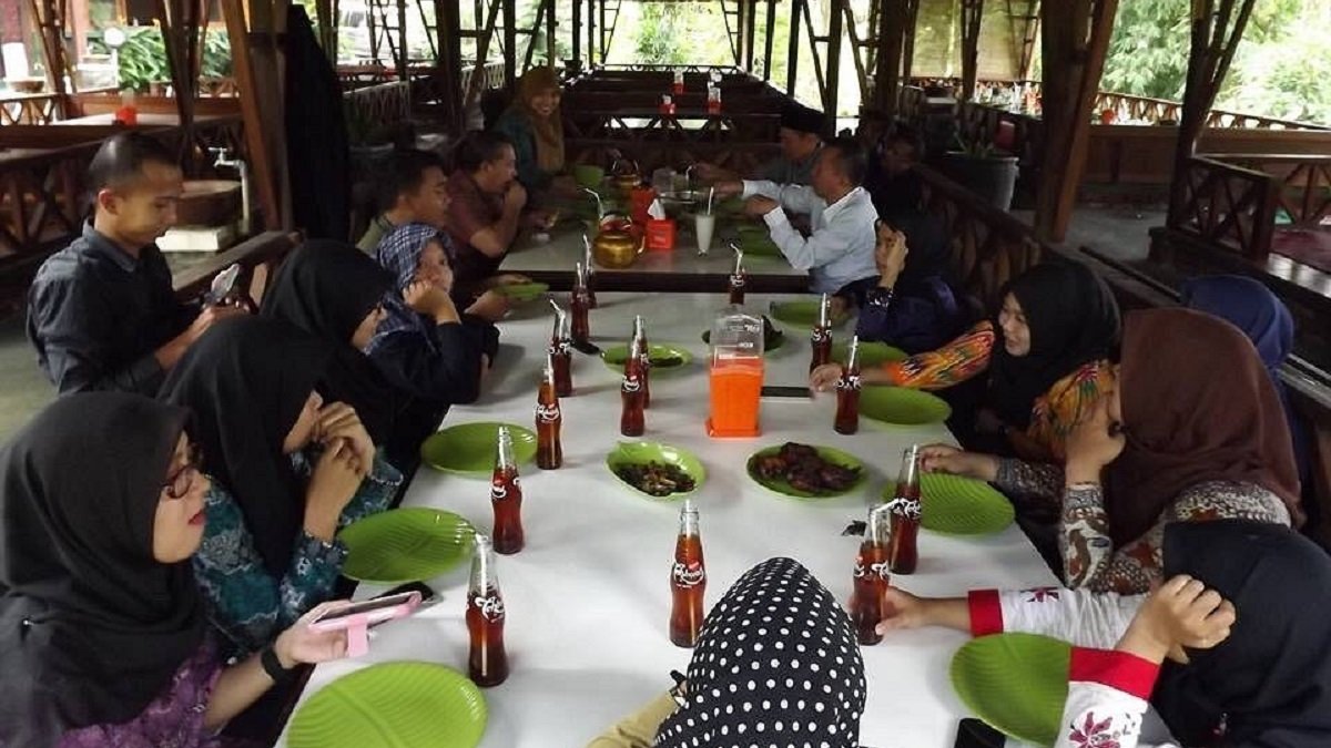 Saung Gunung Jati Tasikmalaya: Pesona Kuliner Sunda di Tengah Hamparan Sawah yang Asri
